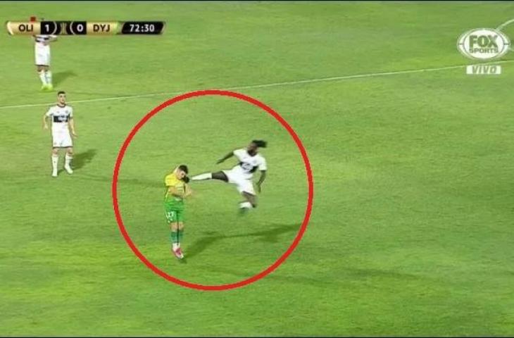 Pelanggaran brutal Adebayor di Piala Libertadores. (FOX Sports).