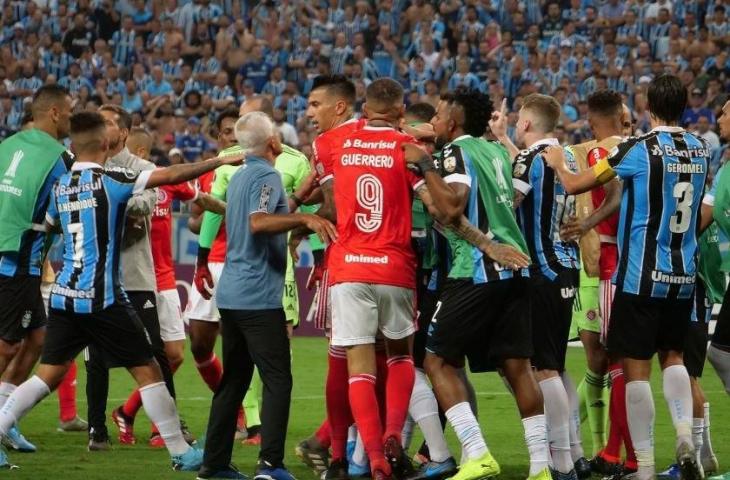 Suasana kericuhan pada pertandingan Copa Libertadores antara Gremio vs Internacional. (Twitter/@apaixonadopfute)