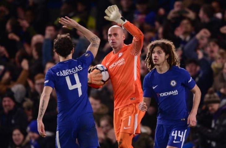 Cesc Fabregas dan Willy Caballero saat masih menjadi rekan setim di Chelsea. (Twitter/@BBCSport)