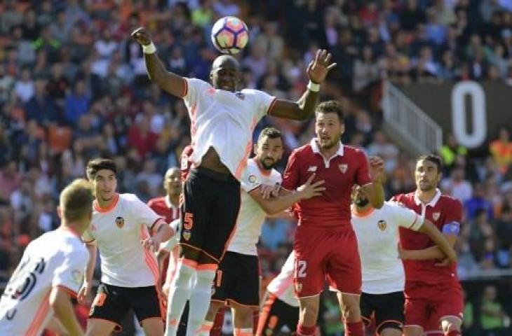 Bek Valencia, Eliaquim Mangala (tengah). (JOSE JORDAN / AFP)