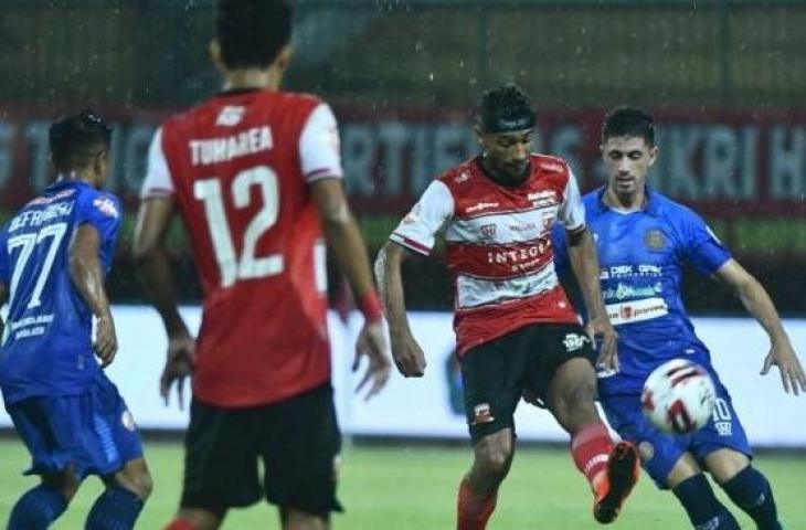 Pesepak bola Madura United (MU) Bruno Matos (kedua kanan) melewati pesepak bola Persiraja Banda Aceh Bruno De Aroujo Dybal (kanan) dalam laga Shopee Liga 1 di Stadion Gelora Madura Ratu Pamelingan (SGMRP) Pamekasan, Jawa Timur, Senin (9/3/2020). Pertandingan tersebut berakhir imbang 0-0. ANTARA FOTO/Saiful Bahri/hp.