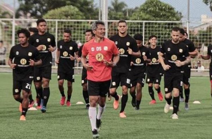 Dino Sefriyanto saat memimpin latihan skuat Barito Putera. (Instagram/psbaritoputeraofficial)