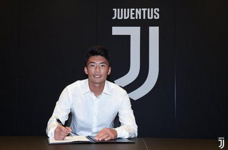 Han Kwang-song saat menandatangani kontrak bersama Juventus. (Dok. Juventus)