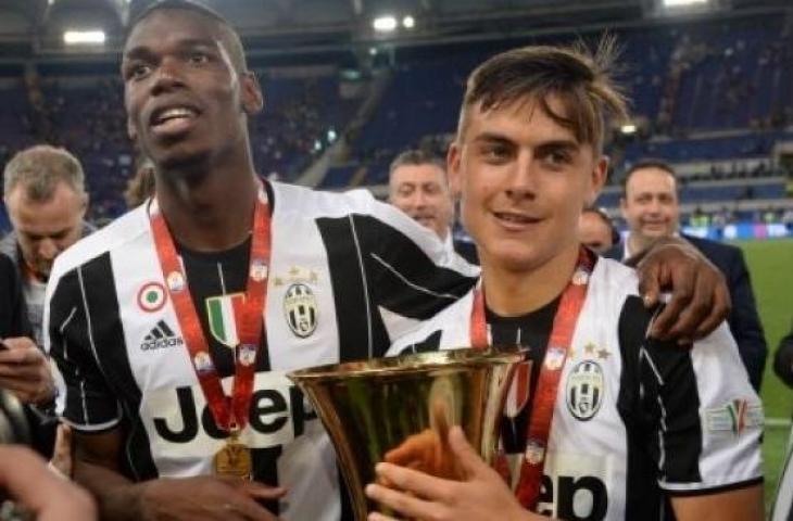 Paul Pogba (kiri) saat masih di Juventus bersama Paulo Dybala (kanan) setelah menjuarai Coppa Italia setelah di final mengalahkan AC Milan di Stadion Olimpico. AFP PHOTO / FILIPPO MONTEFORTE