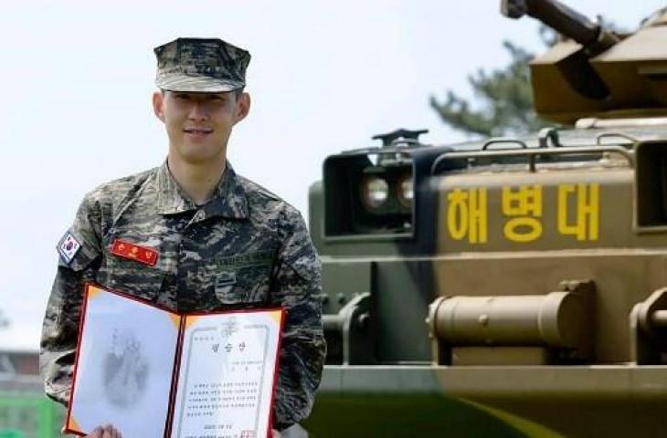 Son Heung-min tuntaskan wajib militer di Korea Selatan. (HANDOUT / REPUBLIC OF KOREA MARINE CORPS / AFP)