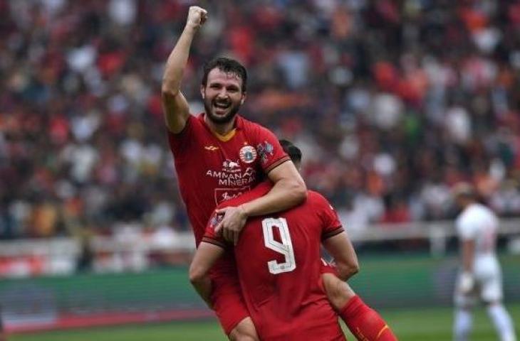 Bek Persija Jakarta Marco Motta (kiri) dan penyerang Marko Simic. [ANTARA FOTO/Aditya Pradana Putra]