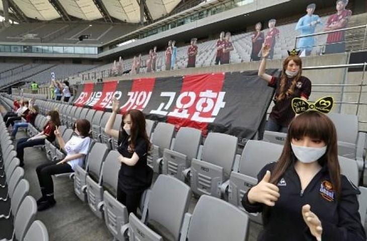 Manekin yang diduga boneka seks memenuhi stadion pada laga FC Seoul. (YONHAP / AFP)