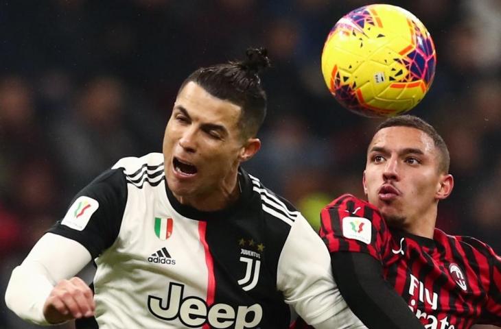 Gelandang AC Milan, Ismael Bennacur, saat berduel dengan penyerang Juventus, Cristiano Ronaldo. (Isabella Bonotto/AFP).