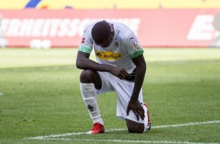 Penyerang Borussia Monchengladbach, Marcus Thuram menunjukkan gestur penghormatan untuk mendiang George Floyd, pada laga lanjutan Bundesliga 2019/2020 kontra Union Berlin, Minggu (31/5/2020) malam WIB. [Laman resmi Gladbach]