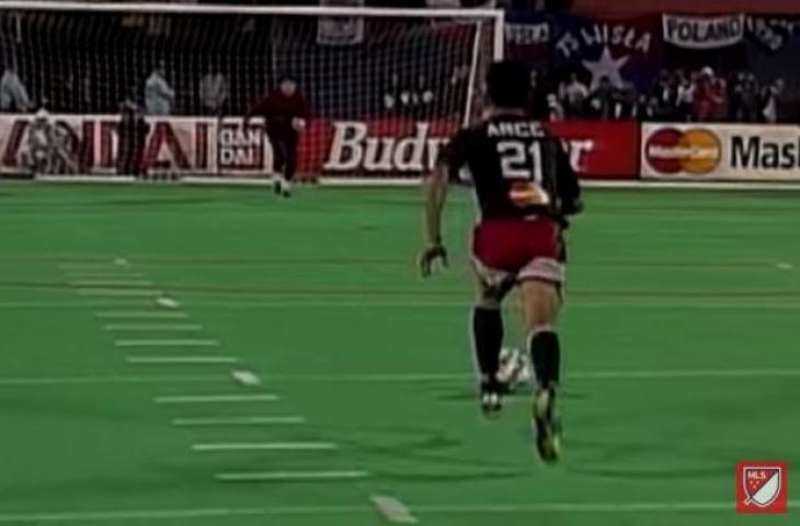 Aturan unik Major League Soccer soal tendangan penalti di periode 1996 hingga 1999. (Youtube/Major League Soccer)