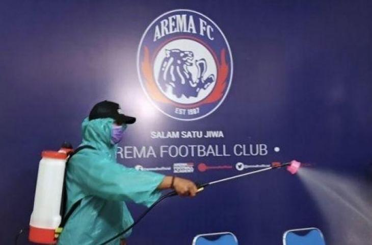 Petugas menyemprotkan cairan disinfektan di kantor Arema FC, yang biasa disebut Kandang Singa, di Kota Malang, Jawa Timur, Sabtu, (21/3/2020). (ANTARA/HO-Arema FC/VFT)