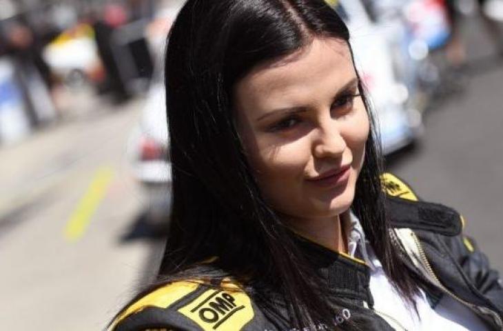 Mantan pebalap V8 Supercars Renee Gracie. Kini perempuan 25 tahun itu banting setir jadi bintang porno. [AFP/William West]