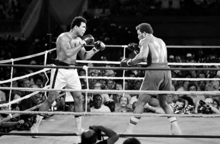 Atlet tinju legendaris dunia Muhammad Ali (kiri) melawan juara dunia kelas berat WBA dan WBC, George Foreman, di Stade du 20 Mai, Kinshasa, Zaire pada 29 Oktober 1974. [AFP]