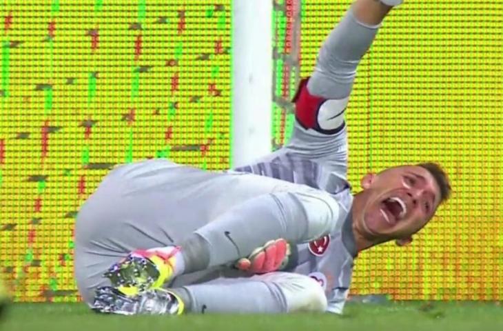 Kiper Galarasay, Fernando Muslera, saat cedera patah kaki. (Twitter/@atavratpitbull)