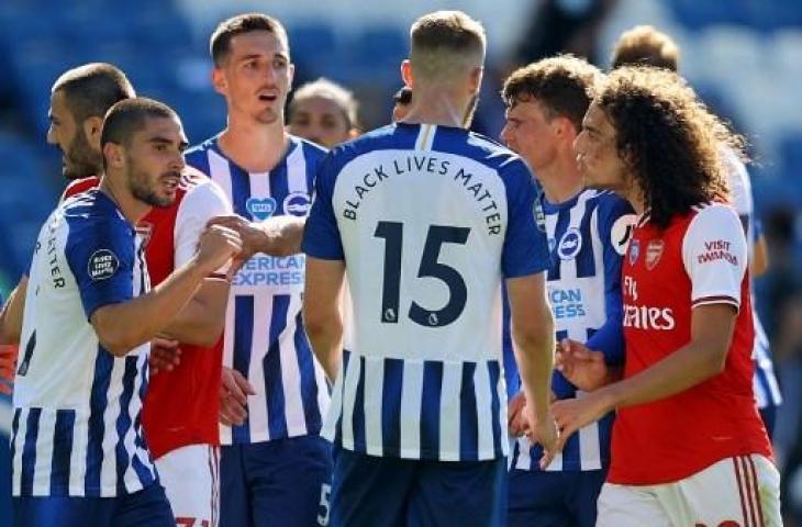 Gelandang Arsenal, Matteo Guendouzi (kanan) terlibat insiden usai laga Liga Inggris 2019/2020 kontra Brighton di AMEX Stadium, Sussex. [Richard Heathcote / POOL / AFP]