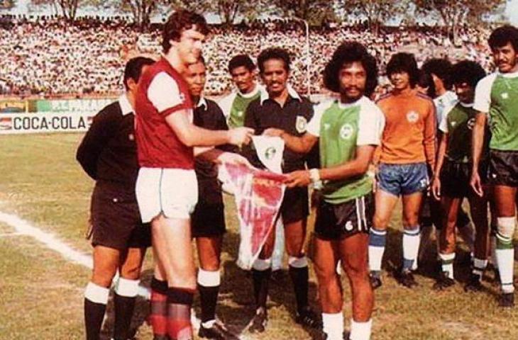 Momen saat Niac Mitra mengalahkan Arsenal pada 1983. (Dok. Ferdy Wenas 1983)