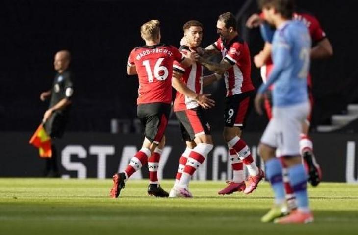 Selebrasi pemain Southampton, Che Adams, usai menjebol gawang Manchester City. (AFP/Will Oliver).