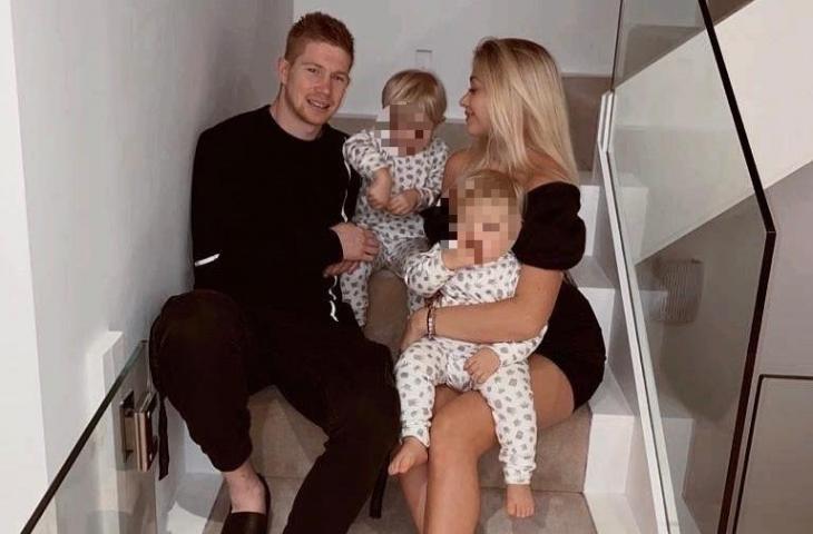 Kevin de Bruyne bersama istri dan kedua anaknya. (Instagram/@lacroixmichele).