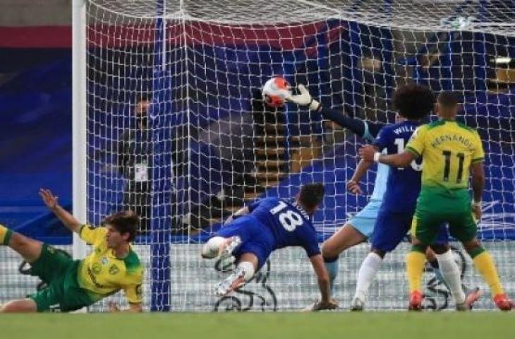 Striker Chelsea Olivier Giroud (tengah) mencetak gol ke gawang Norwich City dalam laga lanjutan Liga Inggris di Stamford Bridge. (Adam Davy / POOL / AFP)