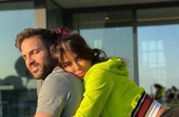 Cesc Fabregas Workout Bareng Istri, Pose Daniella Semaan Jadi Sorotan