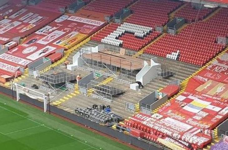 Salah satu tribune penonton di Anfield telah dibongkar untuk dijadikan panggung penyerahan trofi. (Sumber: Twitter)