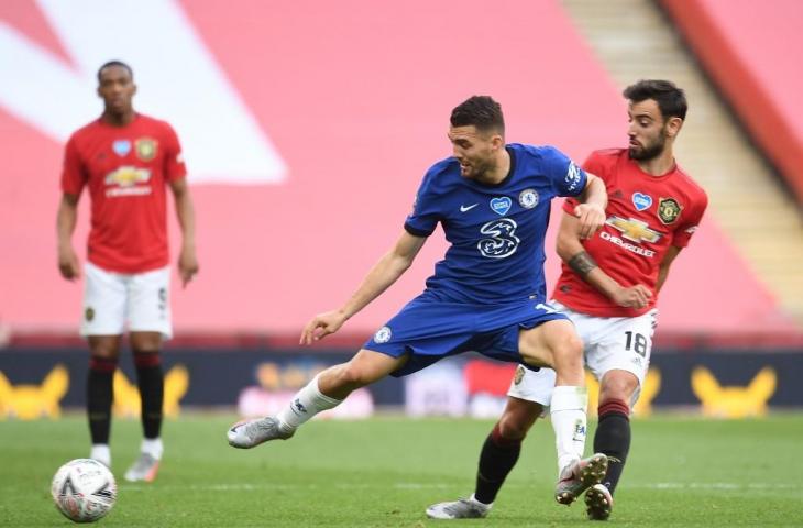 Gelandang Chelsea, Mateo Kovacic, saat berduel dengan gelandang Manchester United, Bruno Fernandes, dalam pertandingan Piala FA 2019/2020. (Andy Rain/AFP).