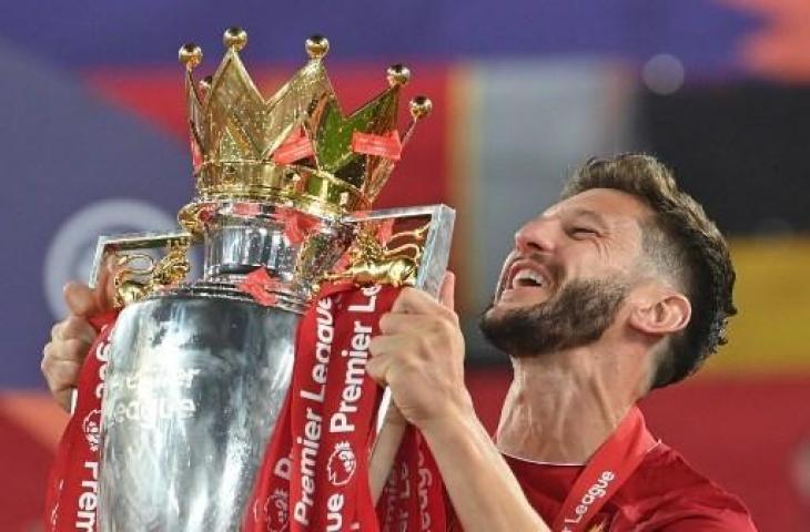 Adam Lallana saat mengangkat trofi Liga Inggris musim 2019/2020. (PAUL ELLIS / POOL / AFP)