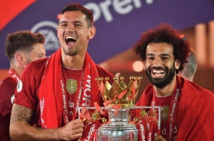 Mohamed Salah dan Dejan Lovren saat mengangkat trofi Liga Inggris. (PAUL ELLIS / POOL / AFP)