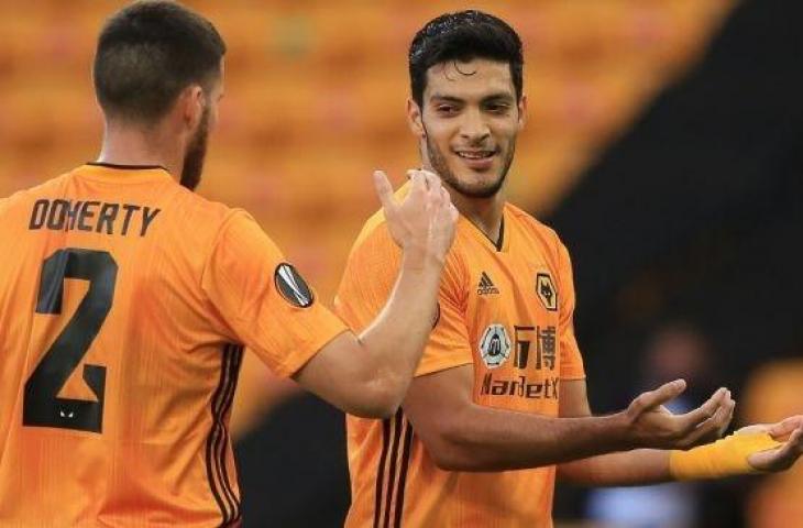 Penyerang Wolves, Raul Jimenez (kanan) merayakan golnya ke gawang Olympiacos pada laga leg kedua babak 16 besar Liga Europa 2019/2020 di Molineaux, Jumat (7/8/2020) dini hari WIB. [Lindsey Parnaby / AFP]