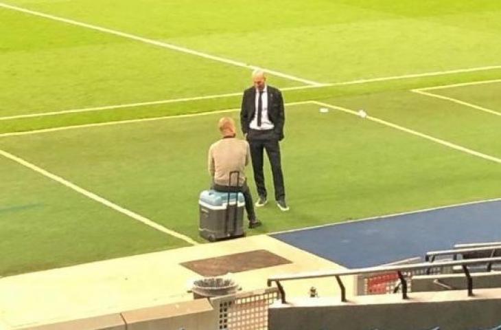 Pep Guardiola dan Zinedine Zidane terlihat ngobrol serius usai laga Manchester City vs Real Madrid. (Instagram/433).