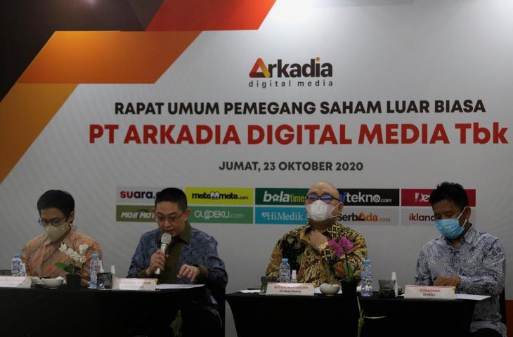 Komisaris Utama PT Arkadia Digital Media Tbk, Stephen K Sulistyo (kedua dari kiri), bersama Komisaris Independen Ariyo Ali Suprapto (kiri), Direktur Utama Wiliam Martaputra, dan Direktur Suwarjono (kanan), saat memimpin agenda Rapat Umum Pemegang Saham Luar Biasa (RUPSLB) Perseroan yang digelar di Jakarta, Jumat (23/10/2020). (Suara.com/Angga Budhiyanto).