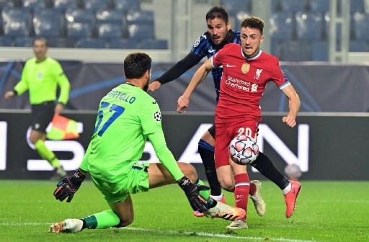 Aksi penyerang Liverpool, Diogo Jota saat membobol gawang Atalanta. (MIGUEL MEDINA / AFP)