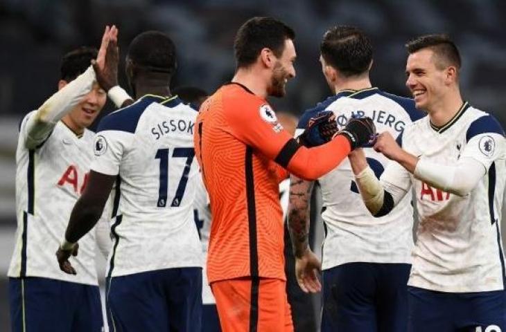 Gelandang Tottenham Hotspur Giovani Lo Celso (kanan) berselebrasi dengan kiper Hugo Lloris (tengah) setelah peluit akhir pertandingan saat menang 2-0 atas Manchester City di laga pekan kesembilan Liga Inggris, di Tottenham Hotspur Stadium, London, Minggu (22/11/2020) dini hari WIB. [NEIL HALL / POOL / AFP]