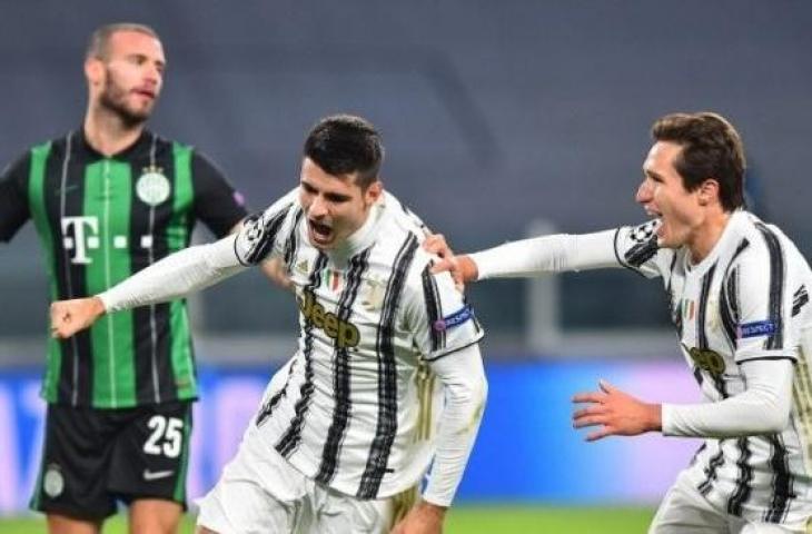 Penyerang Juventus Alvaro Morata (tengah) melakukan selebrasi seusai mencetak gol penentu kemenangan atas Ferencvaros dalam lanjutan Grup G Liga Champions di Stadion Allians, Torino, Italia, Selasa (24/11/2020) waktu setempat. (ANTARA/REUTERS/Massimo Pinca)