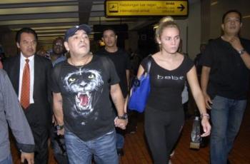 Datang di Hari Pemakaman, Mantan Tunangan Diego Maradona Bikin Onar