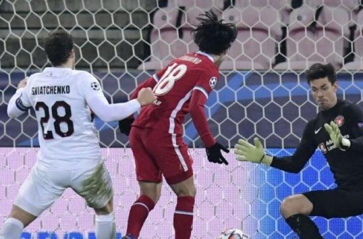 Penyerang Liverpool Takumi Minamino (tengah) mencetak gol ke gawang Midtylland yang belakangan dianulir oleh VAR dalam laga pemungkas Grup D Liga Champions di Stadion MCH Arena, Herning, Denmark, Rabu (9/12/2020) waktu setempat.(ANTARA/REUTERS/BO AMSTRUP)