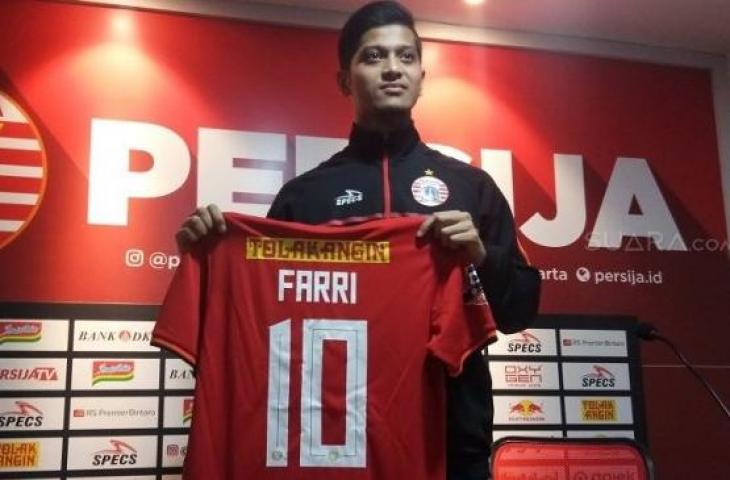 Syaffarizal Agri alias Farri saat diperkenalkan sebagai pemain baru Persija Jakarta di Kantor Persija, Rabu (18/9/2019). [Suara.com / Adie Prasetyo Nugraha]