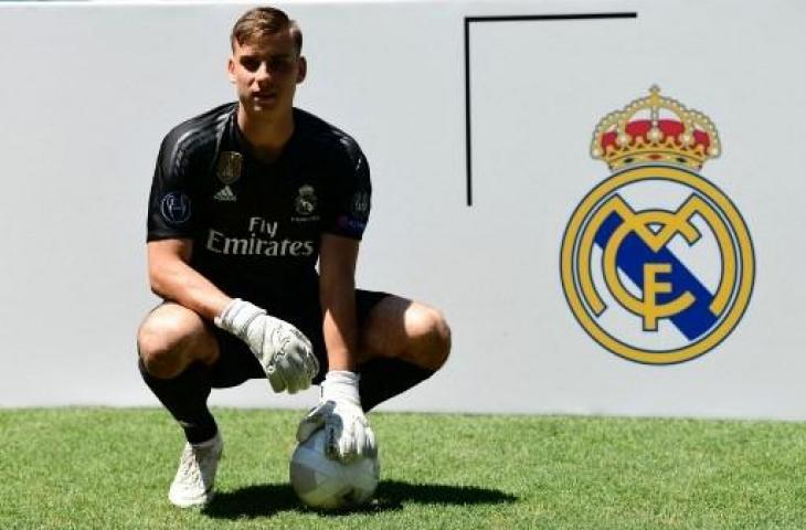 Kiper cadangan Real Madrid, Andriy Lunin yang kenakan setelan olahraga saat menikah. (JAVIER SORIANO / AFP)