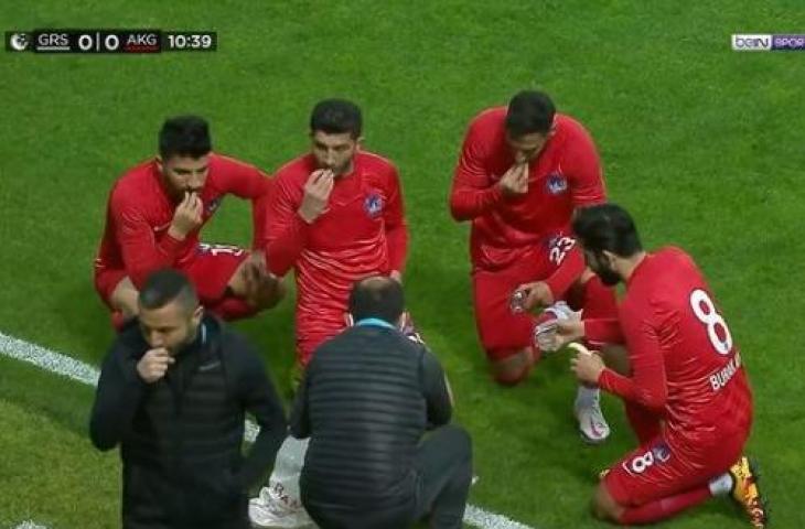 Momen menarik di Liga Turki, para pemain buka puasa di tengah pertandingan. (Instagram/beinsportstr)