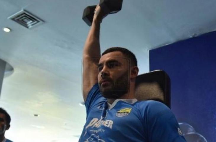 Pemain anyar Persib Bandung Farshad Noor mengikuti latihan perdana bareng para pemain Maung Bandung di Sleman, Yogyakarta, Sabtu (27/3/2021). (HO/Persib.co.id)