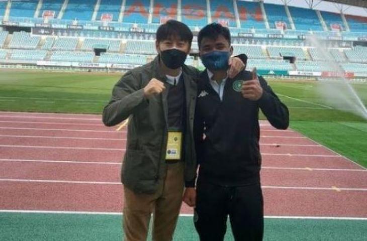 Pelatih Timnas Indonesia, Shin Tae-yong saat foto bersama Asnawi Mangkualam yang kini bermain untuk Ansan Greeners. (Instagram/shintaeyong7777)