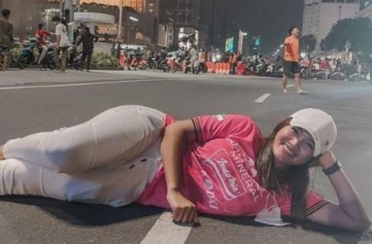 Selebgram seksi bernama Jess Amalia tidur di jalan kawasan Bundaran HI, Jakarta, untuk merayakan keberhasilan Persija juara Piala Menpora 2021. [Instagram@jess_amalia20]