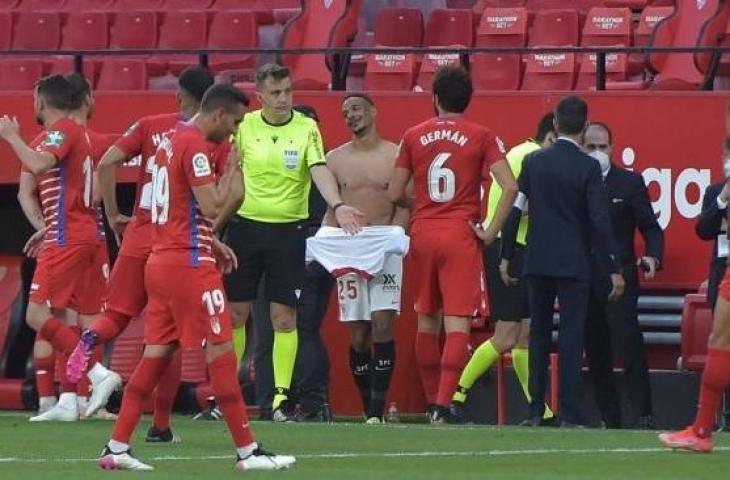 Para pemain Sevilla dan Granada dipaksa kembali ke lapangan untuk melanjutkan pertandingan pekan ke-33 Liga Spanyol yang tersisa satu menit oleh wasit Burgos Bengoetxea di Stadion Ramons Sanchez-Pizjuan, Minggu (25/4/2021) malam WIB. [CRISTINA QUICLER / AFP].