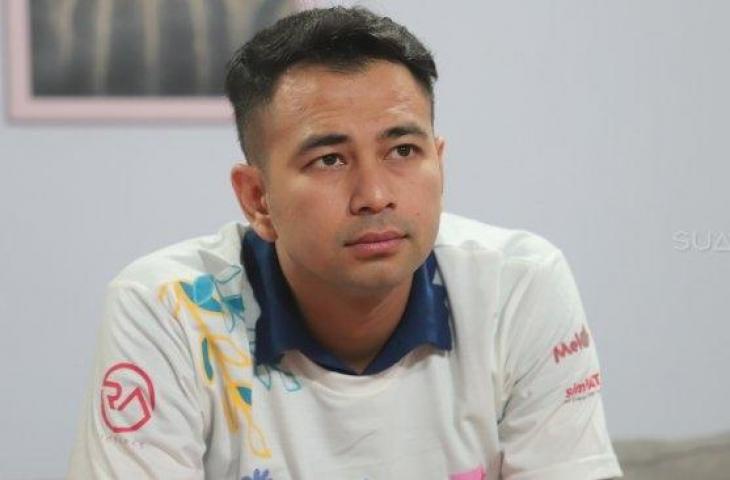 Bos Rans Cilegon FC Raffi Ahmad berpose saat berkunjung di kantor Redaksi Suara.com, Jakarta, Rabu (27/3). [Suara.com/Muhaimin A Untung]