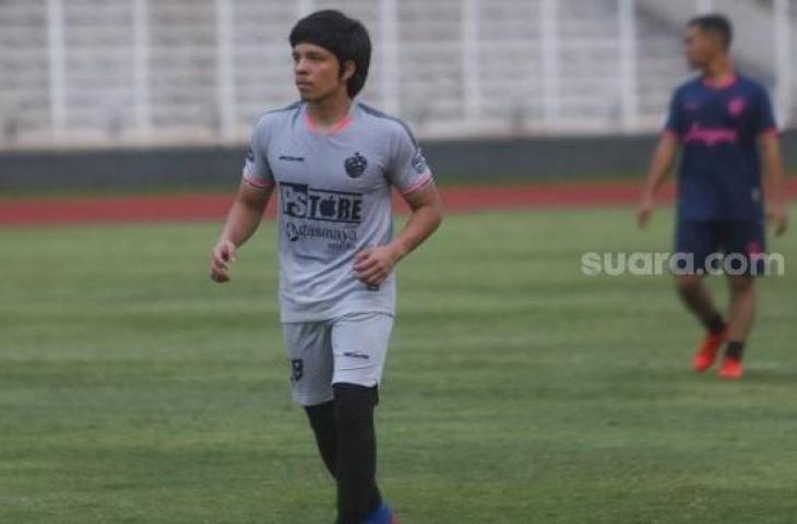 Gaya Atta Halilintar saat bermain sepak bola di Stadion Madya Gelora Bung Karno, Senayan, Jakarta Selatan, Sabtu (17/10). [Suara.com/Alfian Winanto]