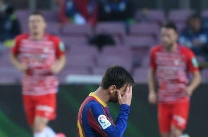 Penyerang Barcelona, Lionel Messi terlihat kecewa saat menghadapi Granada dalam laga pekan ke-33 Liga Spanyol di Camp Nou, Jumat (30/4/2021) dini hari WIB. [LLUIS GENE / AFP]