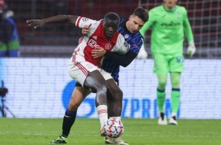 Pemain Ajax Amsterdam berkebangsaan Belanda, Brian Brobbey (kiri), saat berduel dengan bek Atalanta asal Albania, Berat Djimsiti, dalam pertandingan Grup D Liga Champions di Stadion Johan Cruijff, Amsterdam, 9 Desember 2020. (AFP/KENZO TRIBOUILLARD)