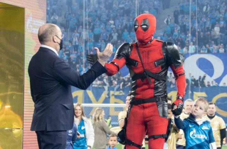 Pemain Zenit Saint Petersburg menyamar jadi Deadpool saat mengangkat trofi juara Liga Rusia. (Twitter/@Russia)