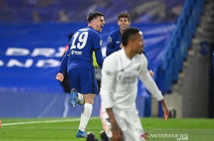 Pemain sayap Chelsea Mason Mount (kiri) merayakan golnya ke gawang Real Madrid dalam leg kedua semifinal Liga Champions di Stadion Stamford Bridge, London, Inggris, Rabu (5/5/2021) waktu setempat. (ANTARA/REUTERS/Toby Melville)