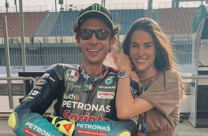 Valentino Rossi bersama kekasihnya. (Instagram/francescasofianovello)